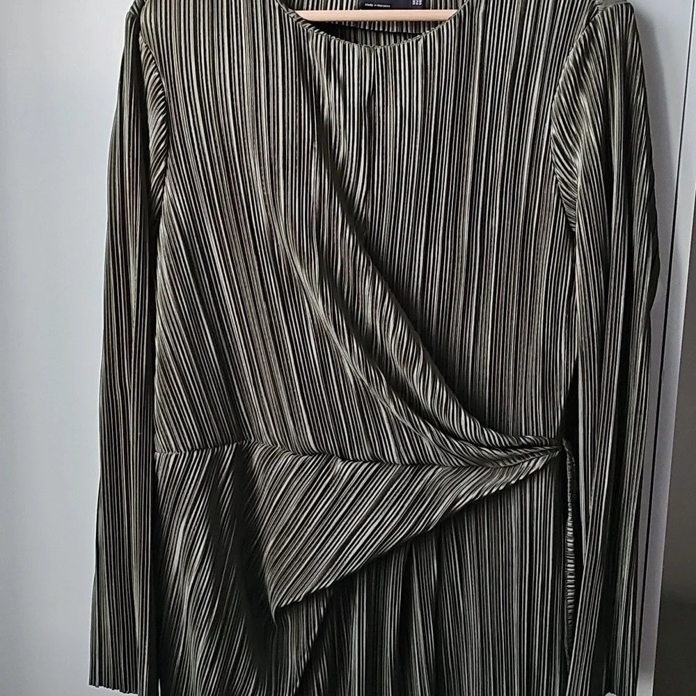 Asos Designe Curve Plisse Long Sleeve Wrap Tie Waist Maxi Dress In Khaki Green - Picture 6 of 7